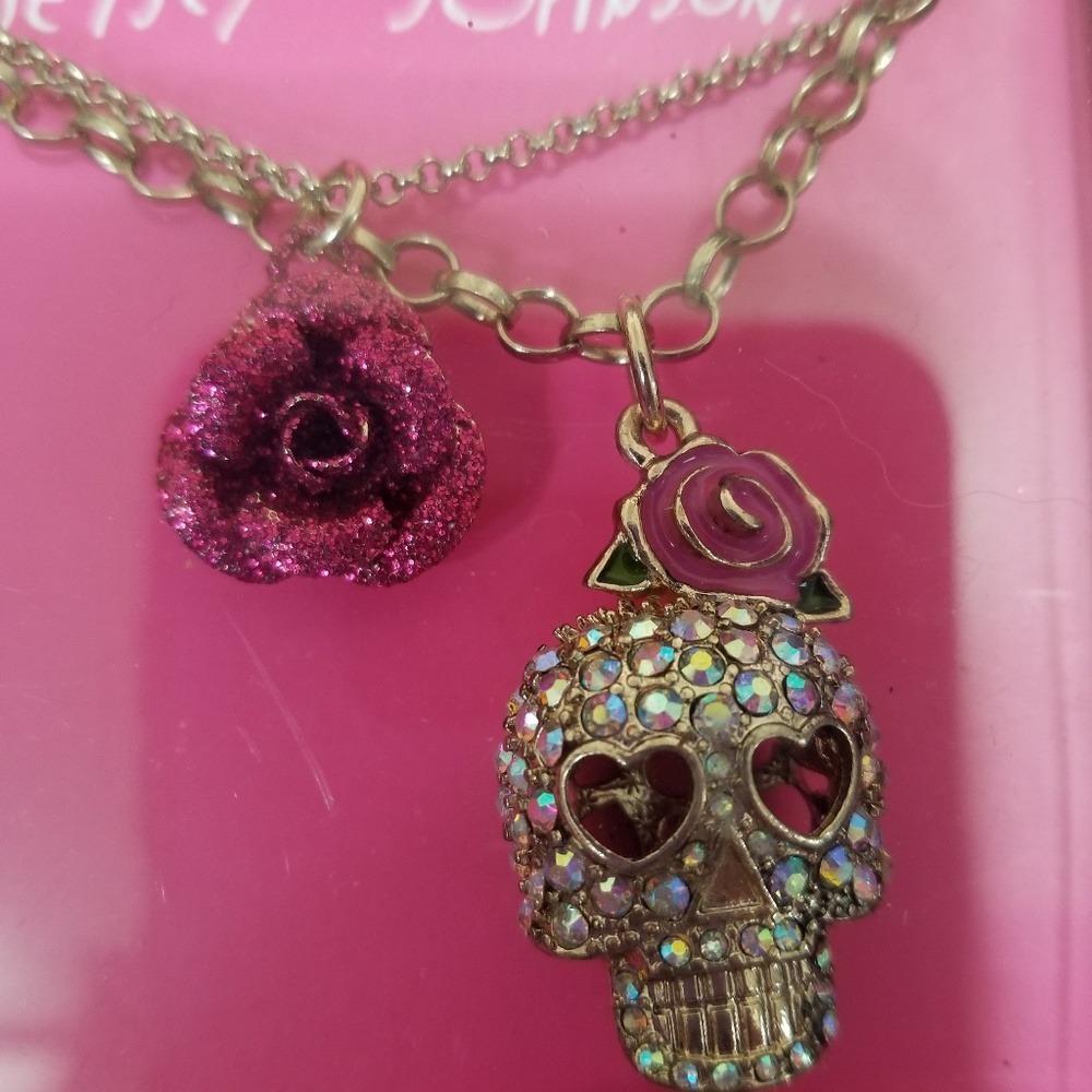 betsey johnson skull necklace